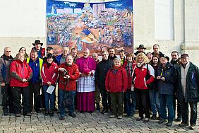 Gruppenbild der Hungertuchwallfahrer mit Bischof Gregor Maria Hanke vor der Schutzengelkirche in Eichstätt. Foto: Oliver Sittel