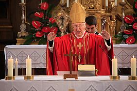 Kardinal Wetter zelebrierte den Festgottesdienst zum Patrozinium der Eichstätter Heilig-Kreuz-Kirche. pde-Foto: Norbert Staudt