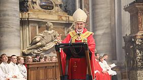 Bischof Gregor Maria Hanke feiert mit den Ministrantinnen und Ministranten die Eucharistie im Petersdom