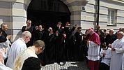 Die sechs Neupriester spenden den Primizsegen vor dem Bischofshaus in Eichstätt. 