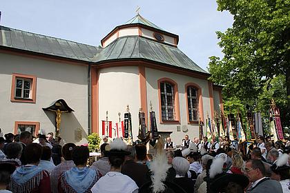 Höhepunkt der jährlichen Gautrachtenwallfahrt ist ein Gottesdienst an der Frauenbergkapelle. pde-Foto: Geraldo Hoffmann