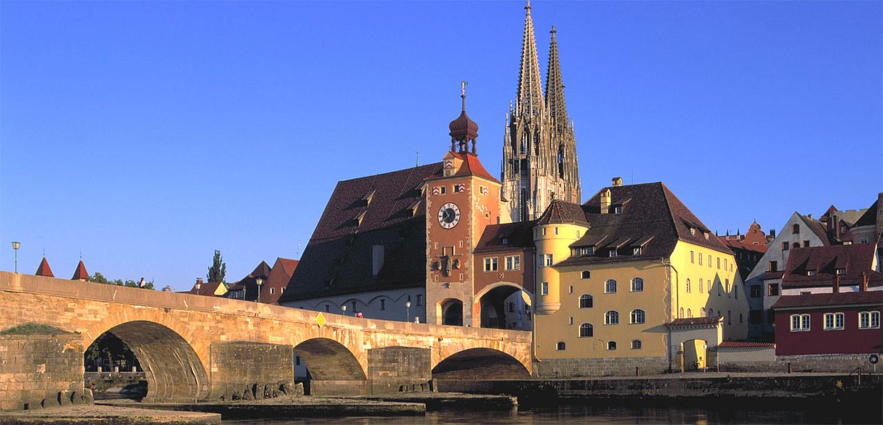 Katholikentag in Regensburg: Mit Christus Brücken bauen. Bild: Regensburg Tourismus GmbH