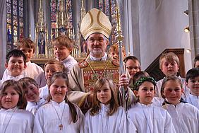 Erstkommunionkinder mit Bischof
