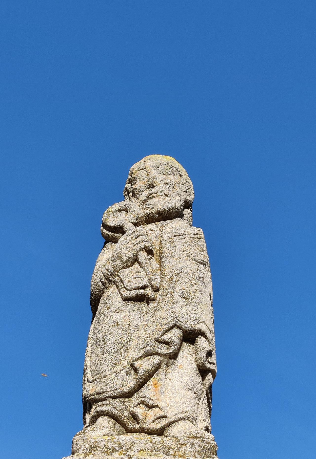 Petrusfigur aus Stein