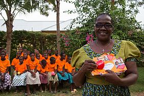 Mama Regina vor dem Zentrum Jipe Moyo für Kinder und Jugendliche in Not in Tansania. pde-Foto: Anika Taiber-Groh