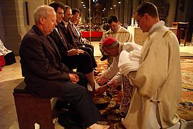 Während der Messe nahm Bischof Gregor Maria Hanke OSB an 12 Männern aus verschiedenen Dekanaten des Bistums die symbolische Fußwaschung vor.
