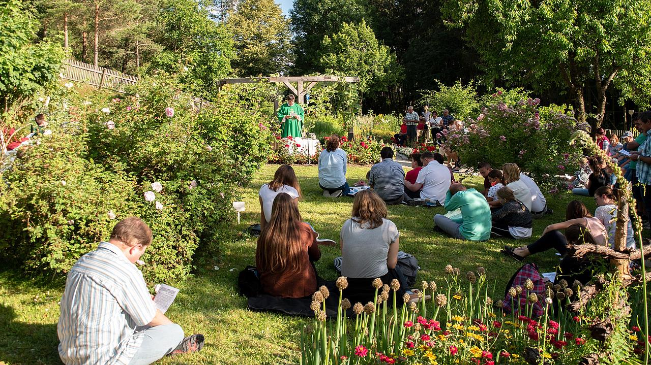 Jugendgottesdienste unter freiem Himmel – wie hier 2020 in Elbersroth – gehören zum Programm der Festwoche zu Ehren des Bistumspatrons. 