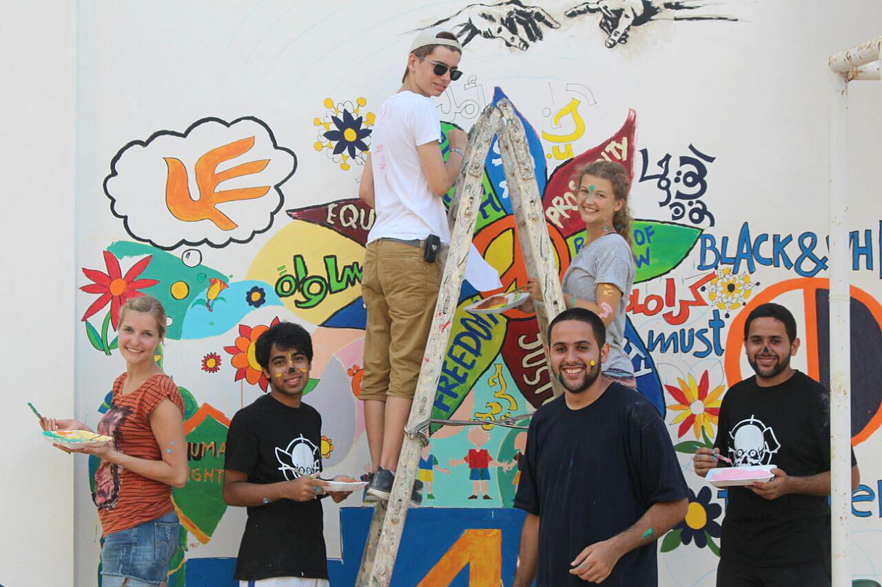 Mit Jugendlichen aus Ägypten lebte Adriano Treutner bei einem Workcamp in Ägypten. Gemeinsam kümmerten sie sich um Flüchtlinge, die nach Europa wollen und gestalteten eine Wand zum Thema „Menschenrechte“.