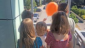 Kinder mit Luftballon