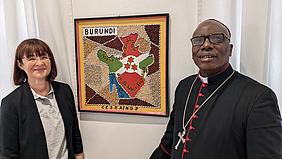 Schuldirektorin Monika Helmstreit begrüßt Erzbischof Bonaventure Nahimana. Foto: Bernhard Löhlein/pde