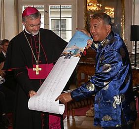 Bischof Wenceslao Padilla aus Ulan Bator in der Mongolei überbrachte dem Eichstätter Bischof die Grüße aller seiner Diözesanangehörigen in der Mongolei: eine Liste mit gut 400 Namen