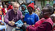 Gerhard Rott informiert sich über die Arbeit der Caritas in einem Slum von Nairobi.