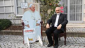 Bischof Hanke neben dem Aufsteller von Papst Franziskus