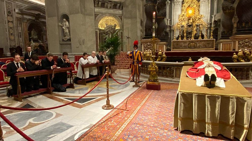 Totenwache für Benedikt XVI. im Petersdom. Foto: Korbinian Müller