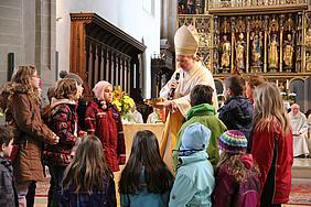 Bischof Gregor Maria Hanke mit Erstkommunionkindern im Eichstätter Dom. pde-Foto: Andreas Schneidt