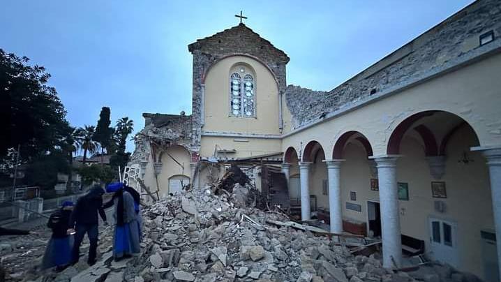 Schwere Zerstörungen nach einem Erdbeben in der Türkei und Syrien. Die Caritas bittet um Spenden für die betroffenen Menschen.