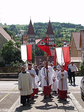 Wallfahrer vor der ehemaligen Klosterkirche in Heidenheim