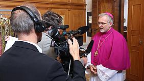Bischof Gregor Maria Hanke im Gespräch mit der Fernsehredaktion des Bistums Eichstätt.