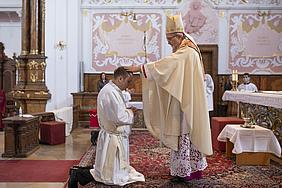 Bischof Gregor Maria Hanke weihte Andreas Lerch durch Handauflegung zum Priester.