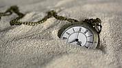Uhr im Sand; Foro: pixabay