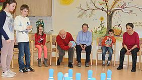 Ob beim Sitzkegeln oder anderen Aktionen: Jung und Alt schätzen die Begegnung im Caritas-Seniorenheim Nürnberg-Langwasser.  Fotos: Peter Esser