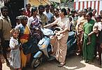 Schwester Hilaria mit ihren Schützlingen in Indien