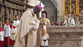 Bischof Kimengich entzündet die Kerze zum Weltmissionssonntag