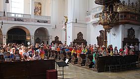 Kinderchöre singen in der Eichstätter Schutzengelkirche für den Frieden. Foto: Andrea Franzetti/KiZ