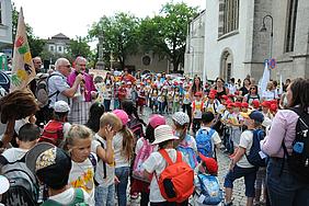 Bildhinweis: Pfarrer Anton Schatz und Bischof Hanke begrüßten die Kinder am Eingang des Eichstätter Domes. pde-Foto: Peter Esser/caritas