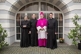 Bischof Gregor Maria Hanke (Mitte) mit den Neupriestern Christof Sommer, Ulrich Schmidt und Sebastian Lesch (von links). pde-Foto: Anita Hirschbeck