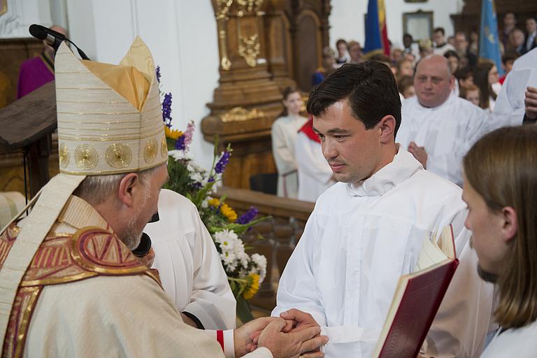 Die Kandidaten zur Diakonenweihe versprechen dem Bischof und seinen Nachfolgern den Gehorsam. Hier: Korbinian Müller