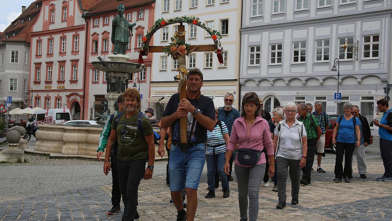 Pilger am Willibaldsbrunnen in Eichstätt. Foto: Geraldo Hoffmann/pde