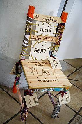 Der Stuhl als Symbol für den Platz, den sich behinderte und nichtbehinderte Menschen gegenseitig einräumen. pde-Foto: Norbert Staudt