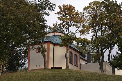 Auf dem 500 Meter hohen Frauenberg bei Eichstätt liegt die Frauenbergkapelle. pde-Foto: Barbara Karl/Kirchenzeitung