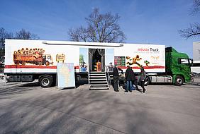 missio-Truck mit Ausstellung „Menschen auf der Flucht”. Foto: missio-München