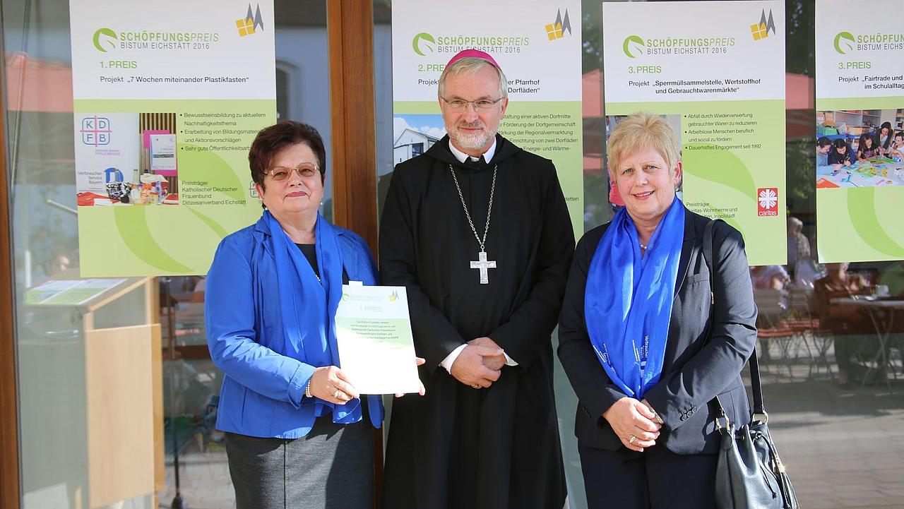 Der Eichstätter Bischof Gregor Maria Hanke mit den Gewinnerinnen des Schöpfungspreises (von links): Walburga Kretschmeier, stellvertretende Diözesanvorsitzende des KDFB, und Sophie Miehling, Diözesanausschuss des KDFB. 