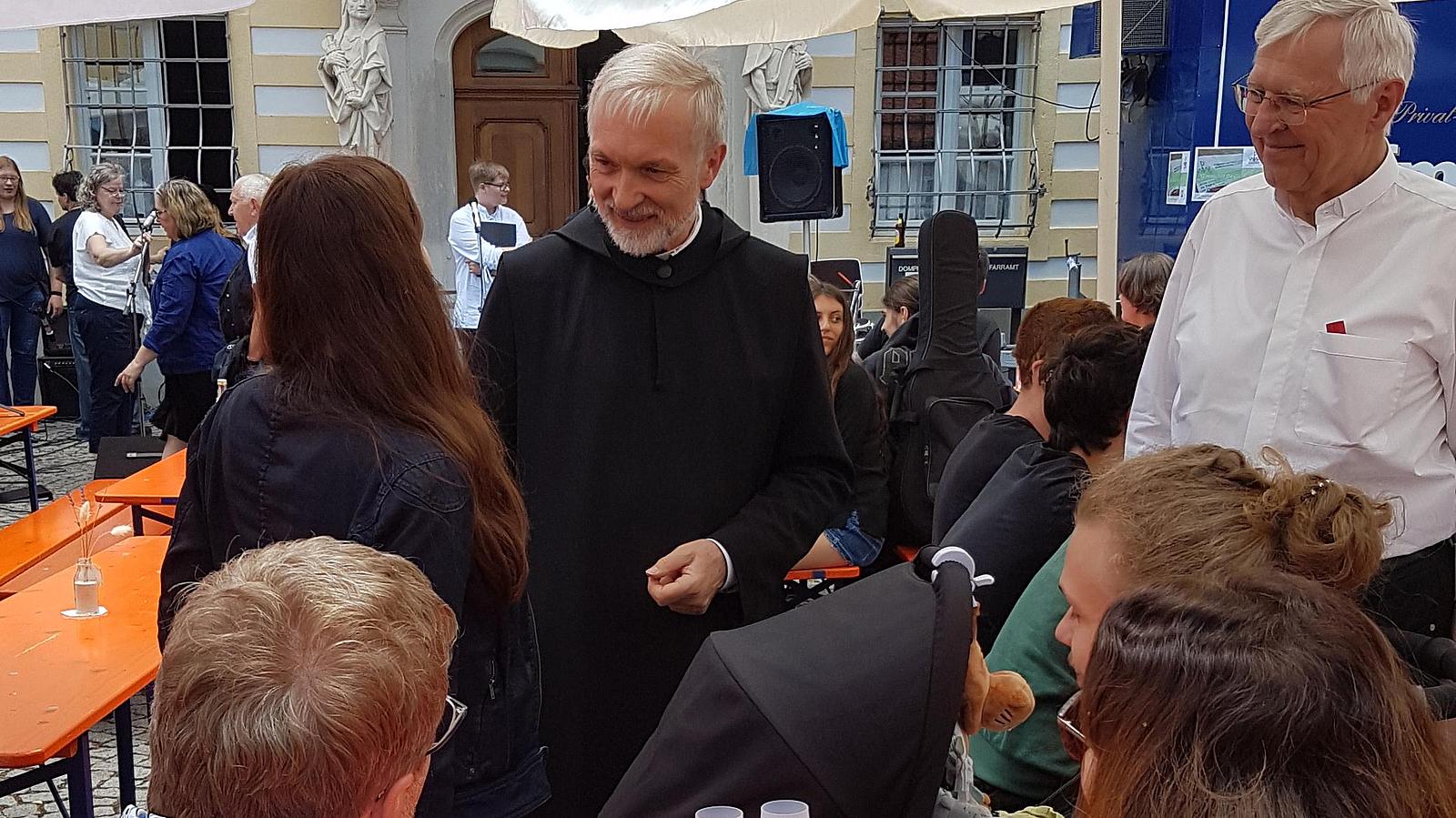 Bischof Hanke besucht Menschen auf einem Fest