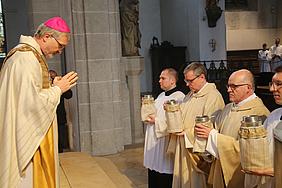 Bischof Hanke bei der Weihe des heiligen Chrisams. pde-Foto: Geraldo Hoffmann