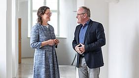 Finanzdirektorin Christine Hüttinger mit Amtschef Thomas Schäfers