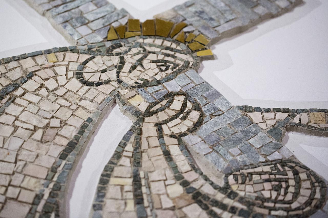 Der Kreuzweg in St. Jakobus in Tagmersheim ist aus Tausenden Mosaiksteinchen gestaltet. Foto: Anika Taiber