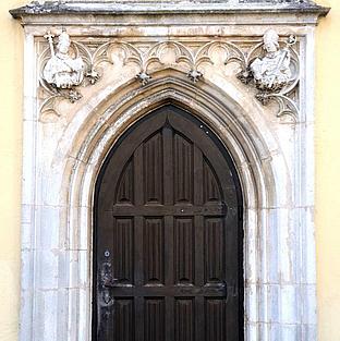 Pollenfeld, Pfarrkirche St. Sixtus: Gotisches Portal aus der Zeit um 1470 bis 1480.  Foto: Thomas Winkelbauer