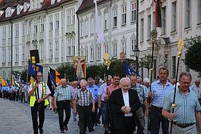 Prozession vom Leonrodplatz zum Eichstätter Dom bei der Männerwallfahrt in der Willibaldswoche. pde-Foto: Geraldo Hoffmann