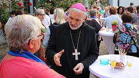 Bischof Hanke im Gespräch mit den Frauen.