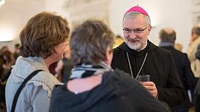 Bischof Gregor Maria Hanke unterhält sich mit Künstlerinnen