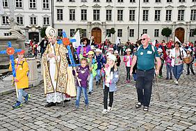 Gemeinsam mit Bischof Hanke und Kinder-Seelsorger Pfarrer Schatz (rechts) zogen die Kinder in den Dom ein. pde-Foto: Peter Esser/Caritas