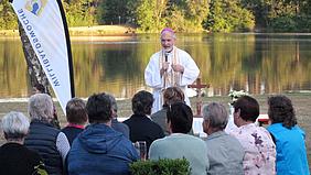 Bischof Gregor Maria Hanke wird beim Rothseepilgern dabei sein und den Gottesdienst am Strandhaus Birkach mitfeiern.