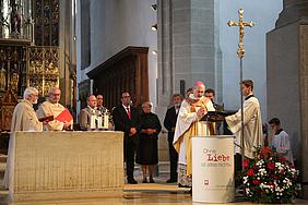 Bischof Hanke segnete die XXL-Spendendose mit den Fürbitten sowie den „Herzenwünschen“ von Mitarbeitenden und Betreuten der Caritas. pde-Foto: Geraldo Hoffmann