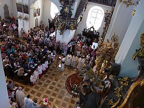 Etwa 850 Teilnehmerinnen feierten zusammen mit Bischof Gregor Maria Hanke den Gottesdienst in der Wallfahrtsbasilika Maria Brünnlein in  Wemding.