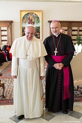 Papst Franziskus (l.) und Bischof Hanke im Gespräch. pde-Foto: L'Osservatore Romano