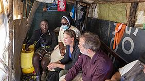 Besuch in der „Wohnung“ einer minderjährigen alleinerziehenden Mutter in einem Slum von Nairobi.